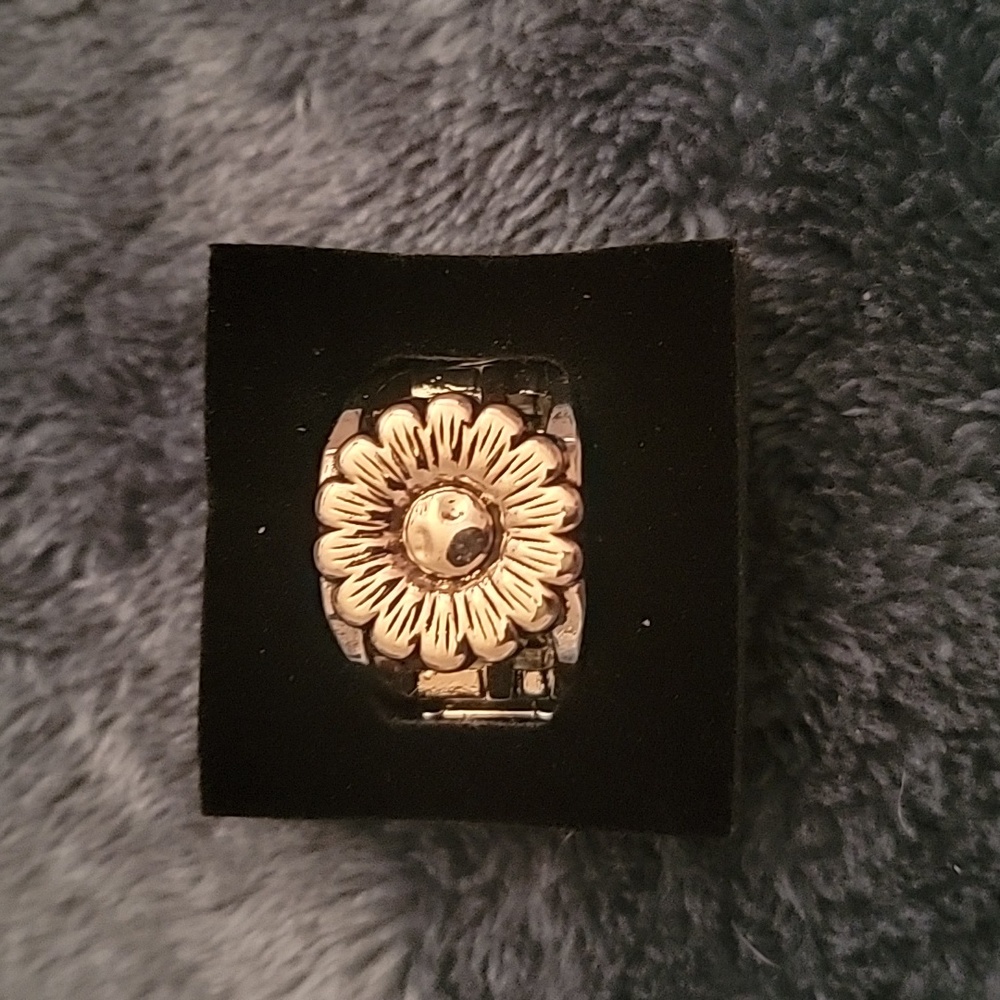 🪁NWT! Silver Flower Ring